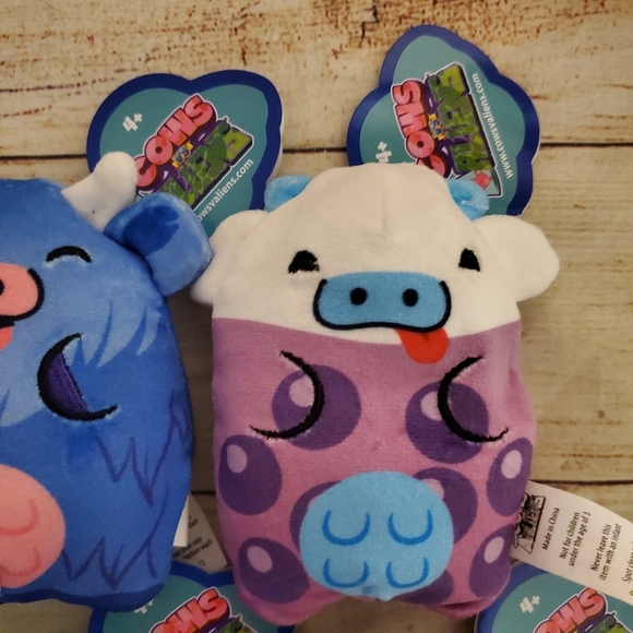Lot of 4 Cows vs Aliens 4" Bean Filled Cow Plush #'s 001, 005, 007, 011 - Picture 3 of 10